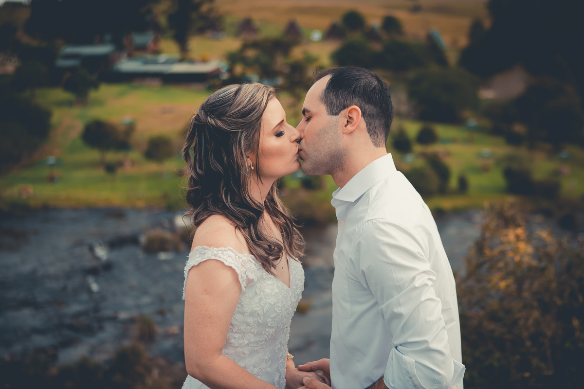 Fotógrafo de casamento de Cachoeirinha fotografia ensaio pré casamento casal se beijando com o rio ao fundo