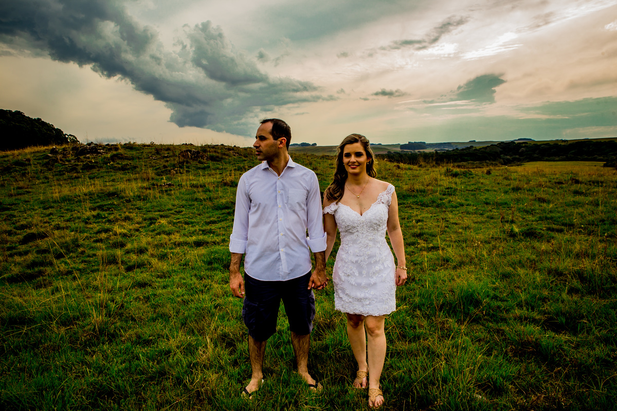 Fotógrafo de casamento de Cachoeirinha fotografia ensaio pré casamento casal caminhado de mãos dadas no campo