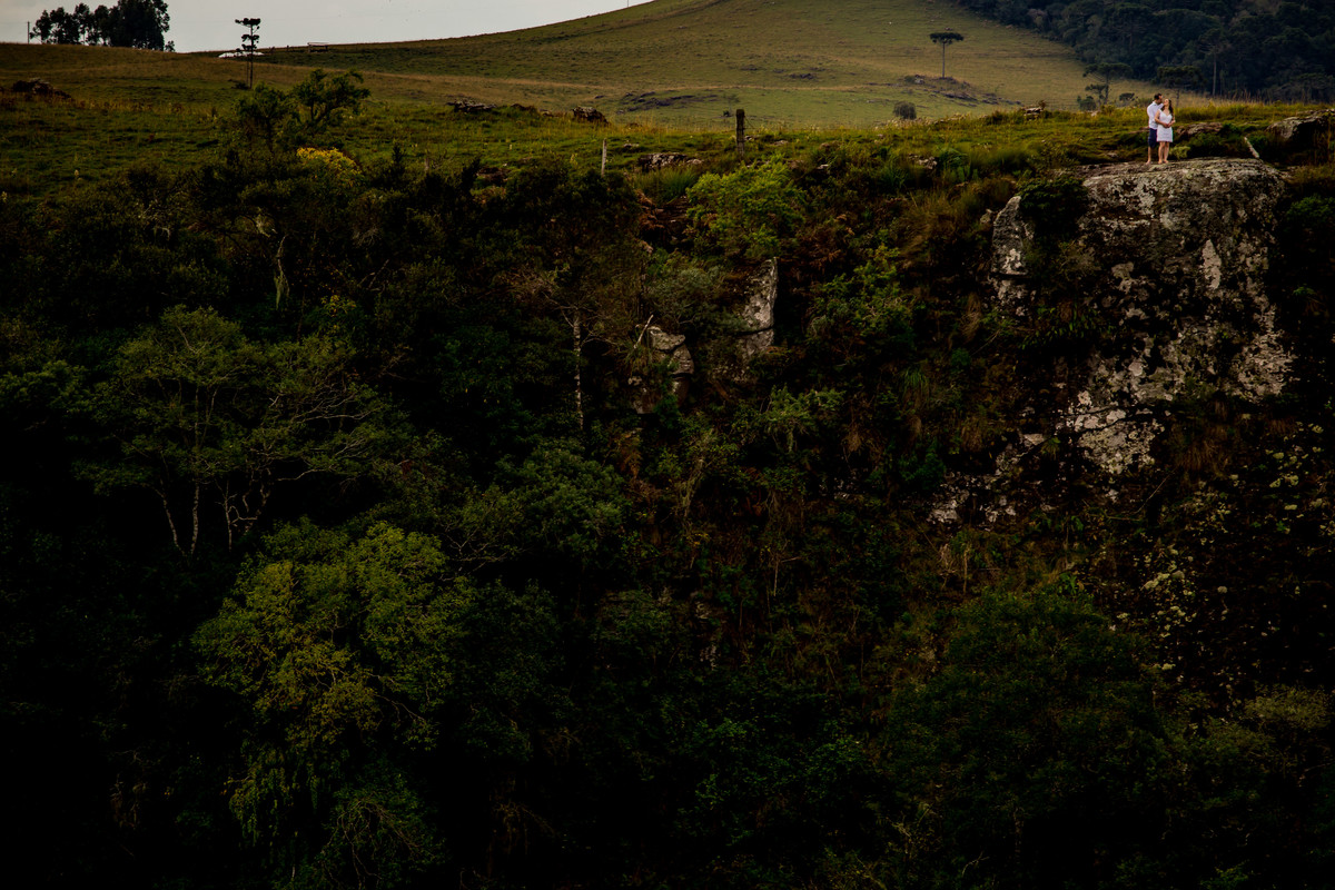 Fotógrafo de casamento de Cachoeirinha fotografia ensaio pré casamento casal em cima do morro