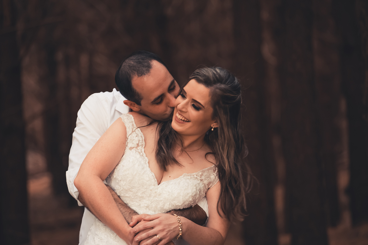 Fotógrafo de casamento de Cachoeirinha fotografia ensaio pré casamento noivo beijando a noiva por trás