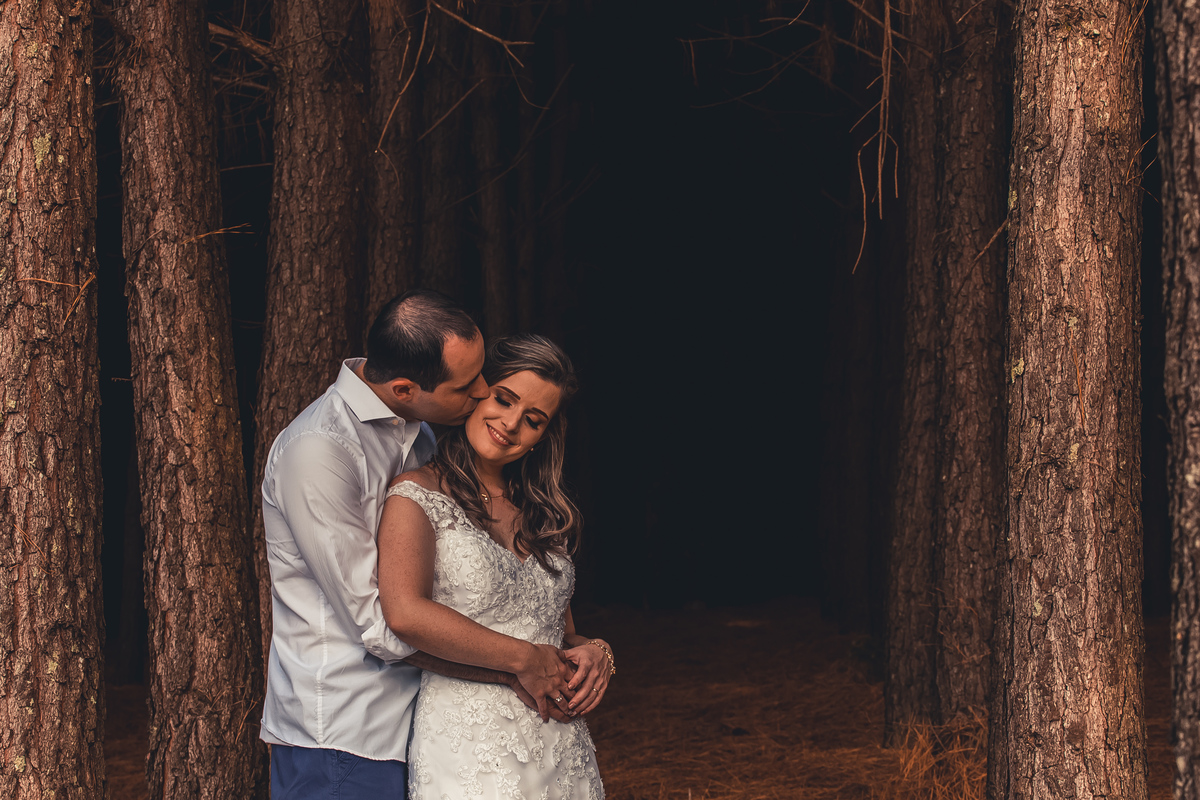 Fotógrafo de casamento de Cachoeirinha fotografia ensaio pré casamento noivo beijando a noiva entre as árvores