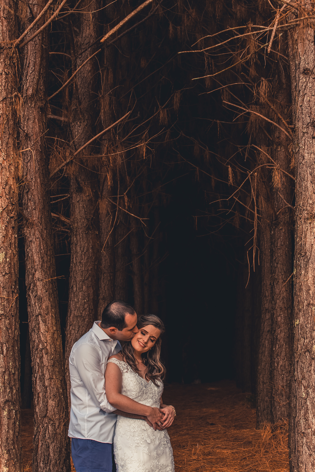 Fotógrafo de casamento de Cachoeirinha fotografia ensaio pré casamento noivo beijando a noiva por trás entre as árvores