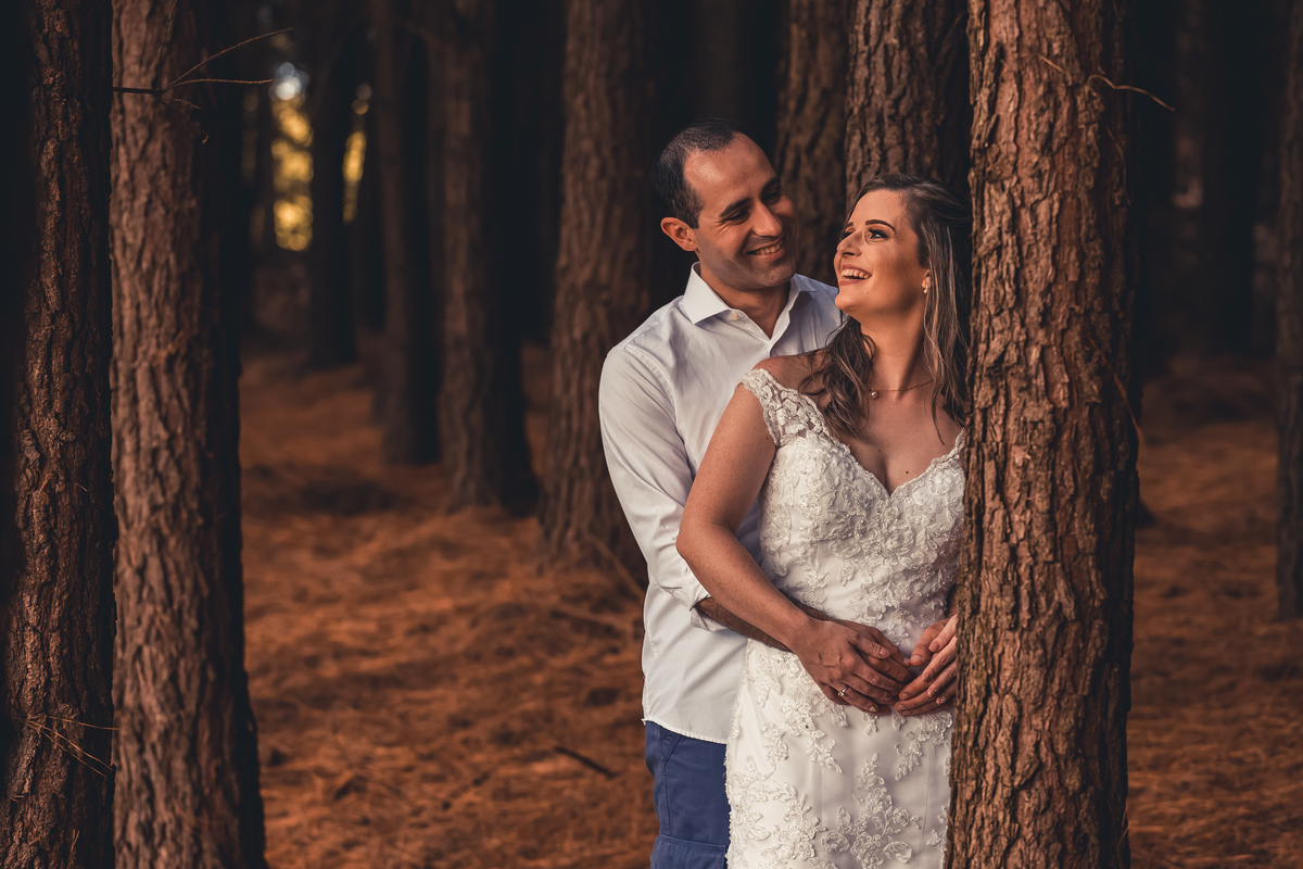 Fotógrafo de casamento de Cachoeirinha fotografia ensaio pré casamento casal sorrindo entre as árvores