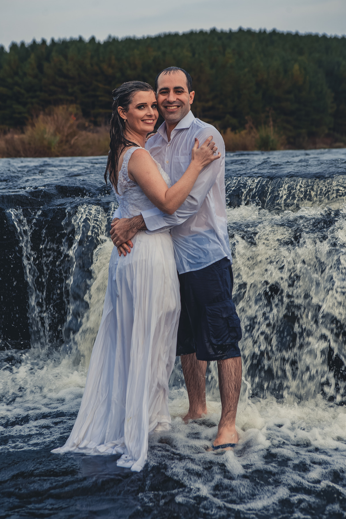 Fotógrafo de casamento de Cachoeirinha fotografia ensaio pré casamento casal de pé dentro do rio