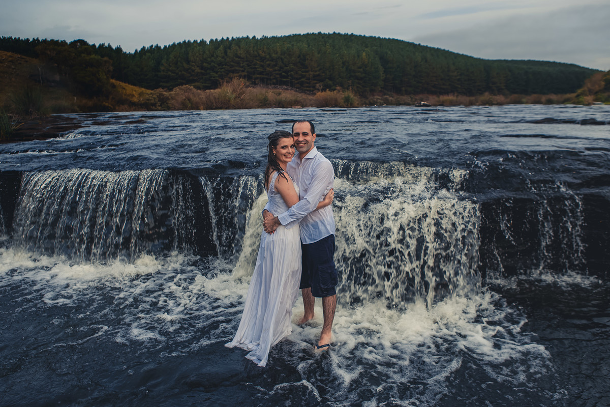 Fotógrafo de casamento de Cachoeirinha fotografia ensaio pré casamento casal dentro do rio