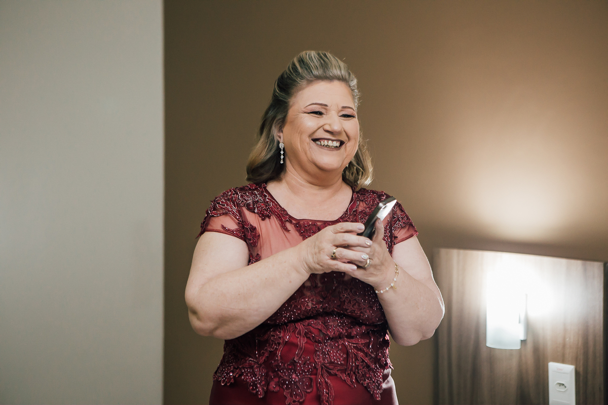 Fotografia de casamento pedro stein mãe da noiva olhando a filha vestida de noiva