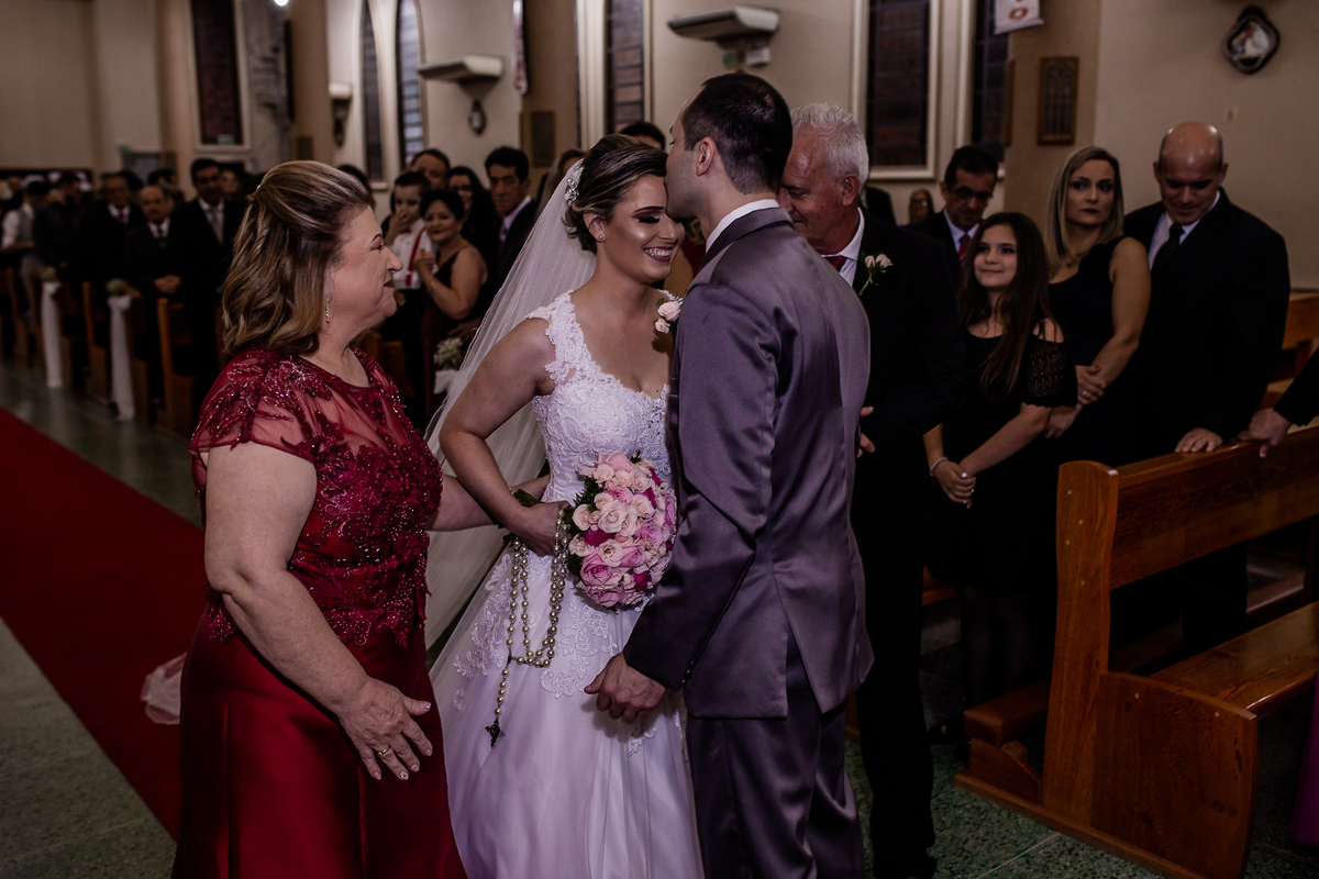 Fotografia de casamento pedro stein noivo acolhe a noiva com um beijo na testa