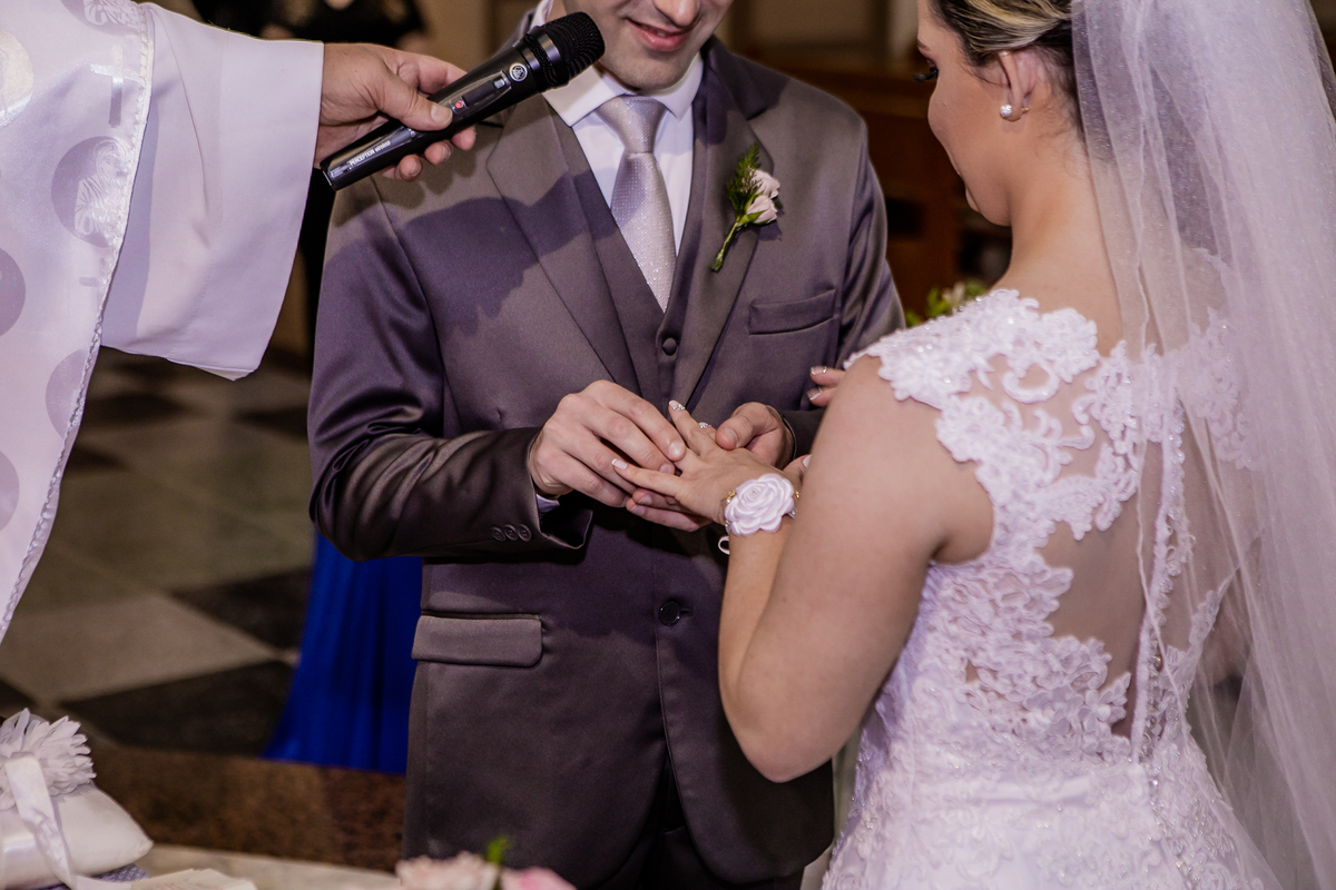 Fotografia de casamento pedro stein noivo coloca a aliança na noiva