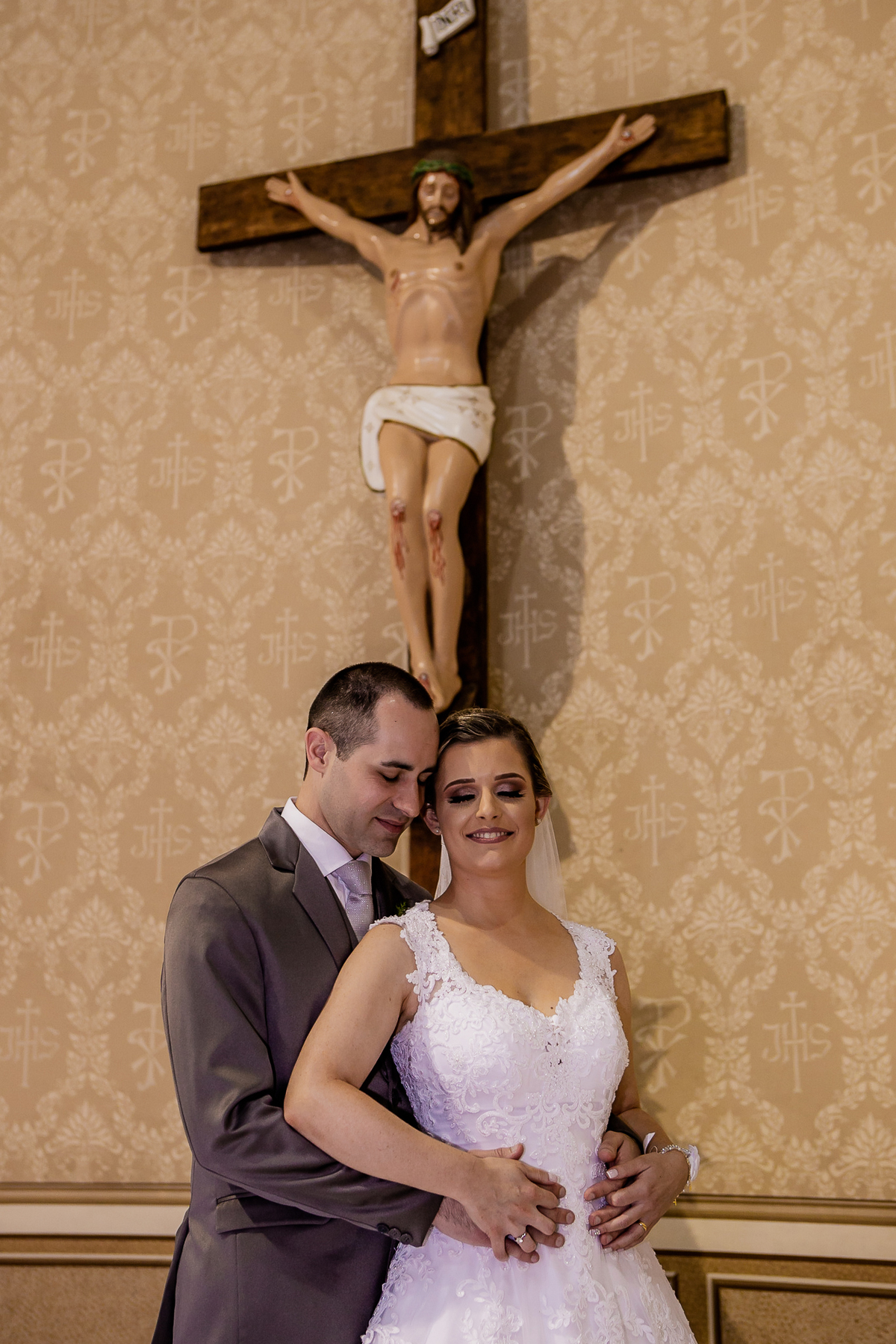 Fotografia de casamento pedro stein fotografia dos noivos tendo um crucifixo ao fundo