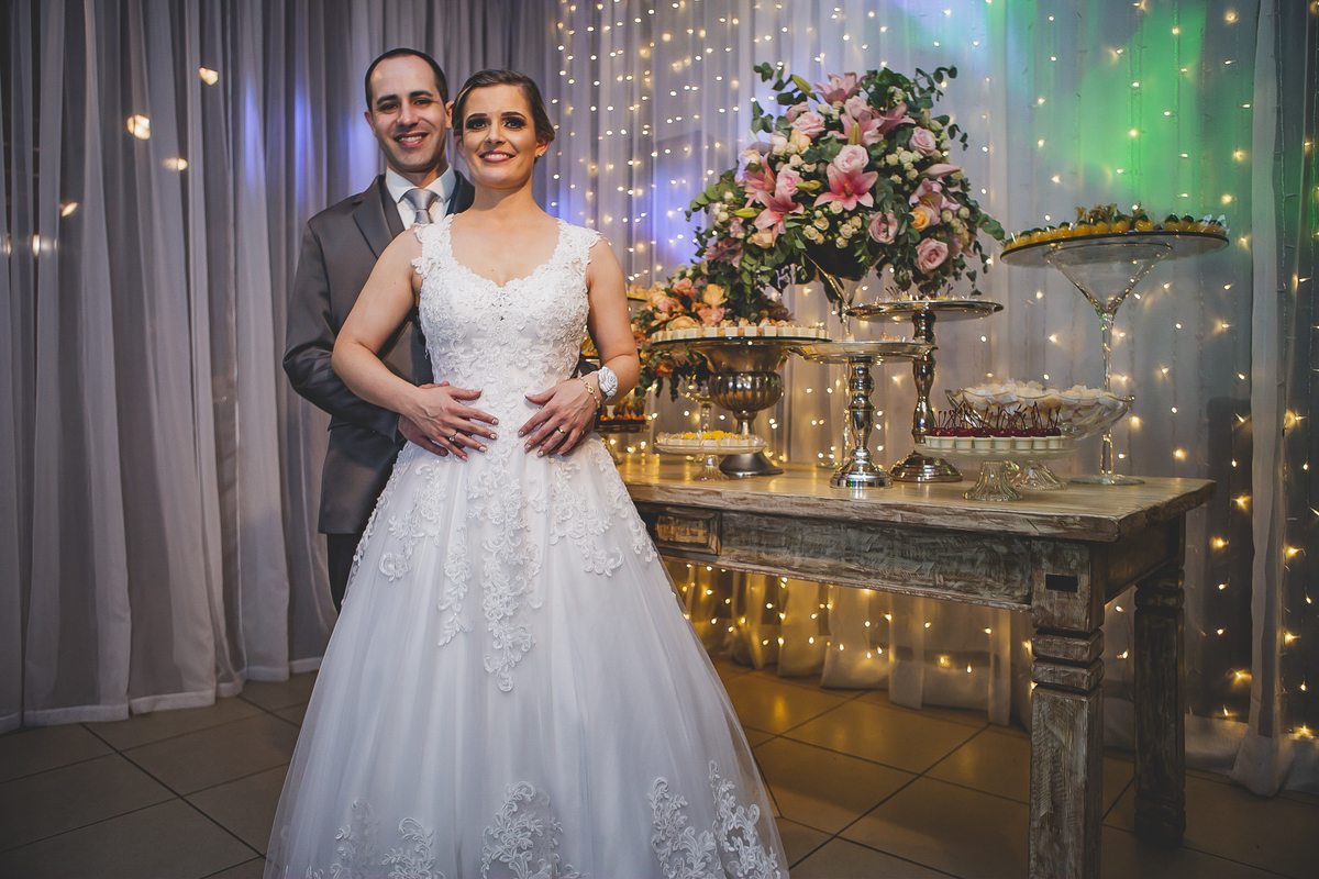 Fotografia de casamento pedro stein fotografia dos noivos na mesa de doces