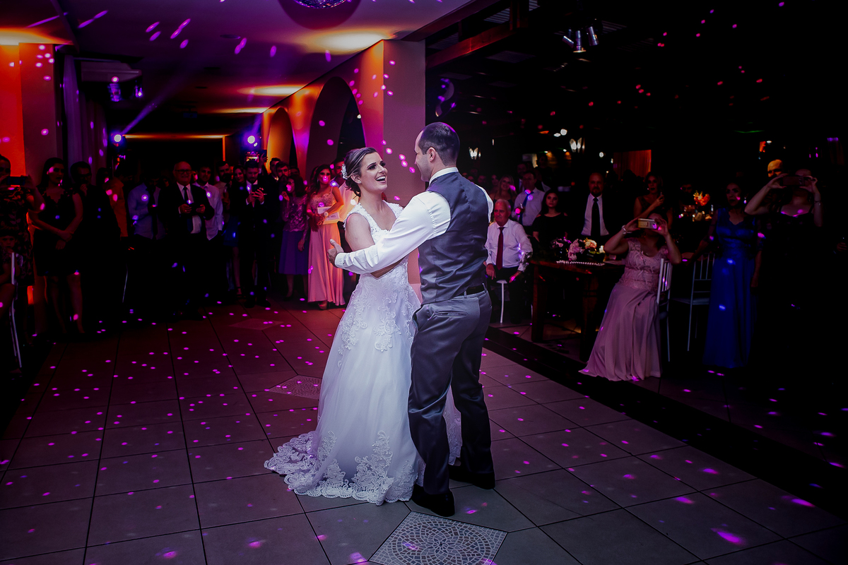 Fotografia de casamento pedro stein noivos dançando