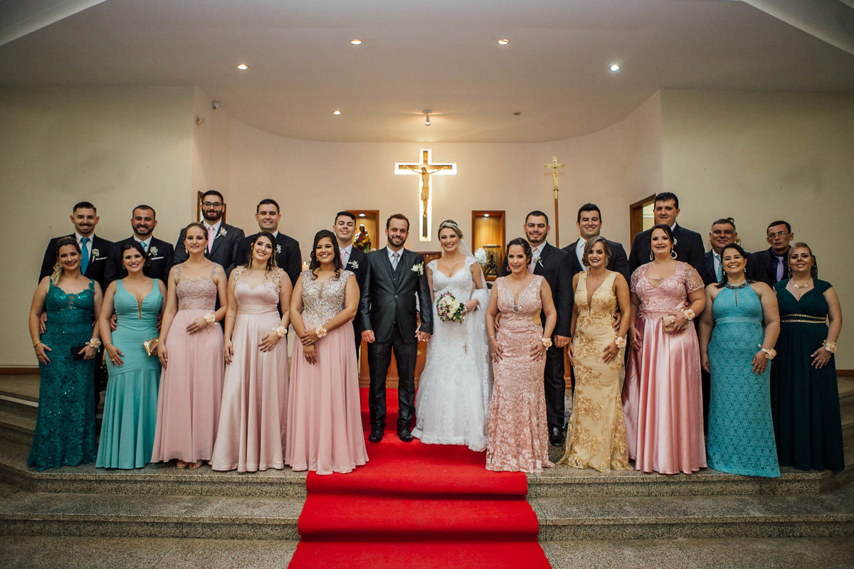 fotógrafo de casamento em cachoeirinha fotografia dos noivos com os padrinhos na igreja