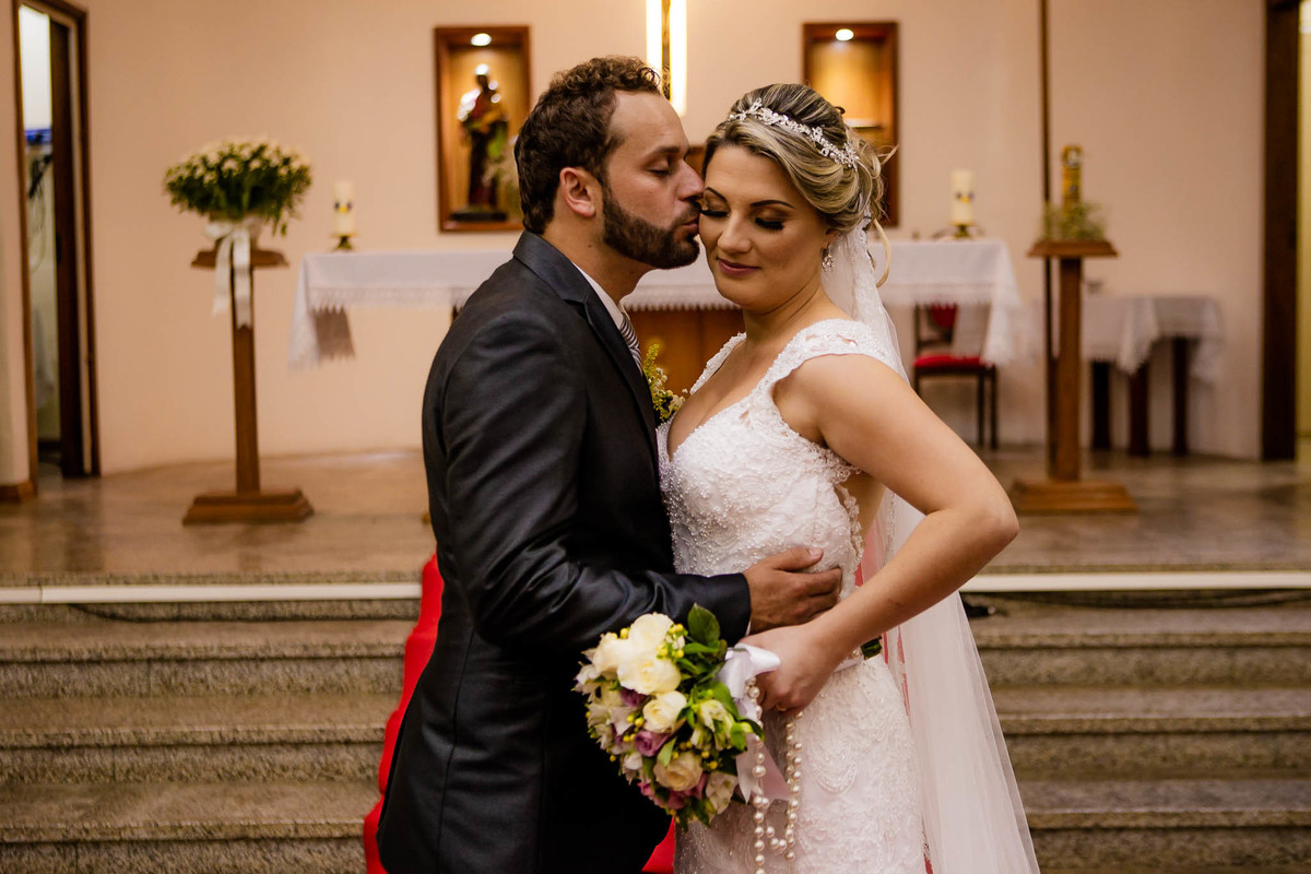 fotógrafo de casamento em cachoeirinha fotografia posada nos noivos dentro da igreja