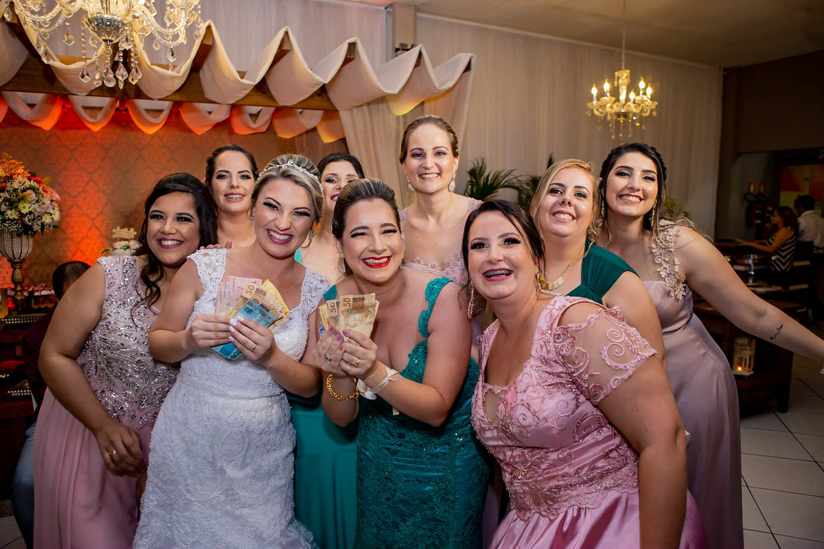 fotógrafo de casamento em cachoeirinha fotografia da noiva com as madrinhas que arrecadaram dinheiro