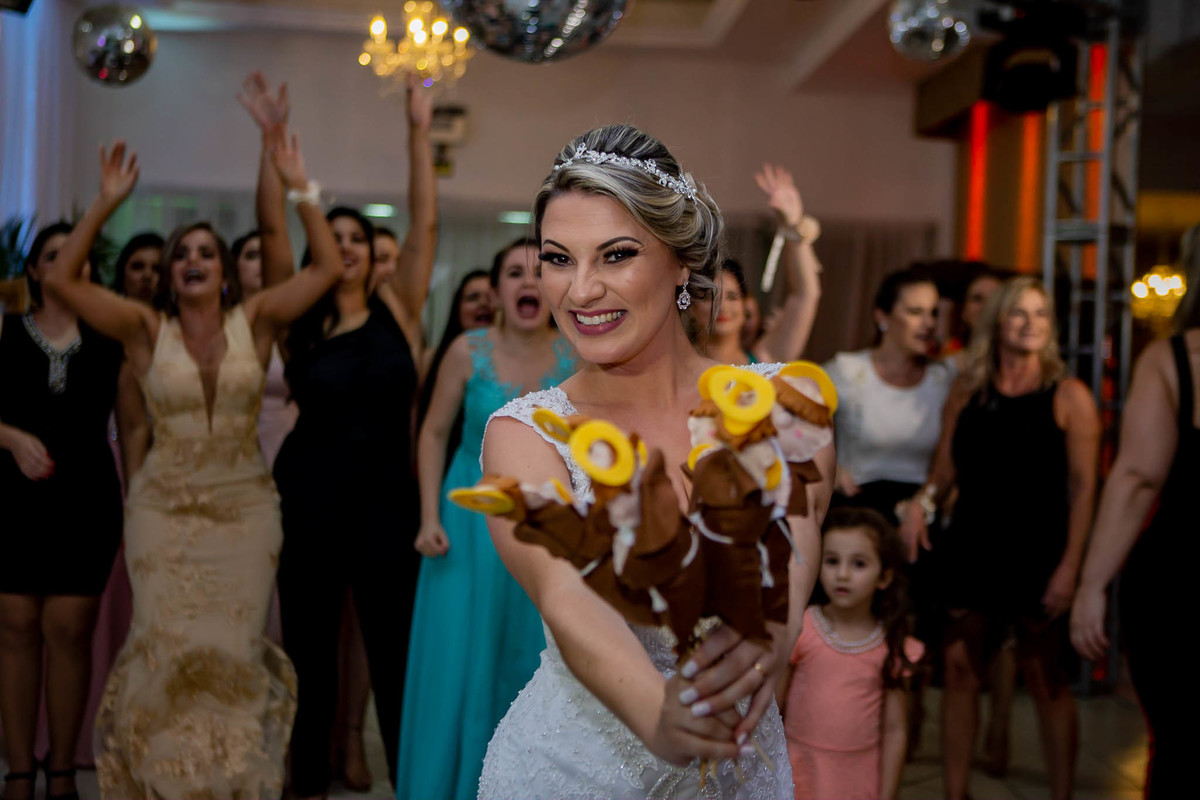 fotógrafo de casamento em cachoeirinha fotografia da noiva com buquê de santo antonio
