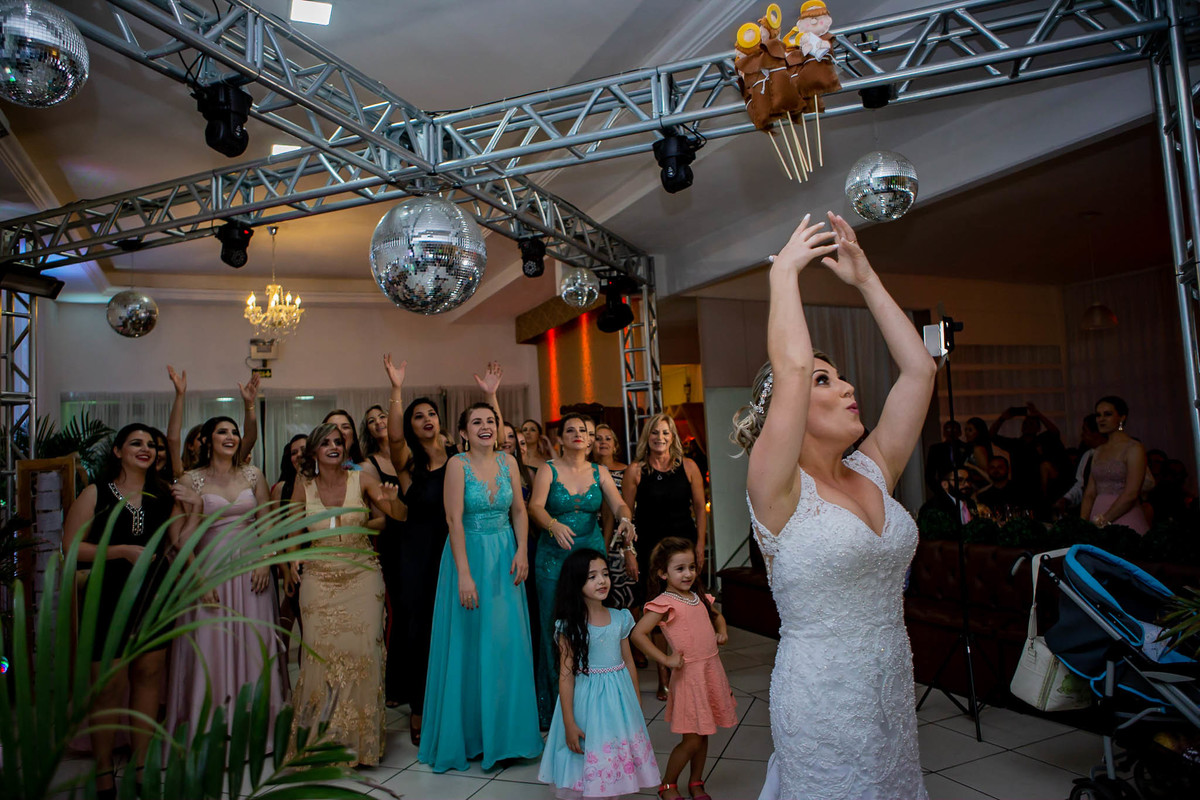 fotógrafo de casamento em cachoeirinha fotografia da noiva jogando o buquê