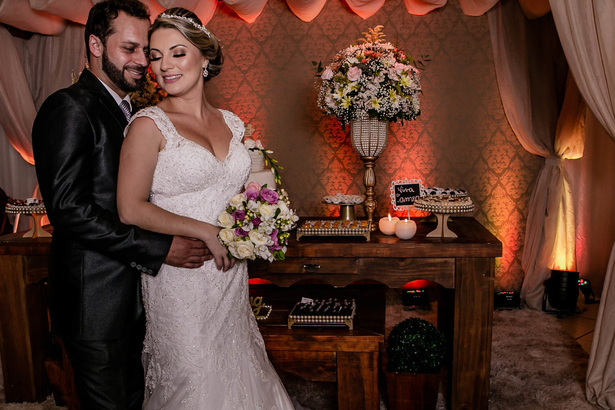 fotógrafo de casamento em cachoeirinha fotografia posada dos noivos ela de costas para ele em frente a mesa do bolo