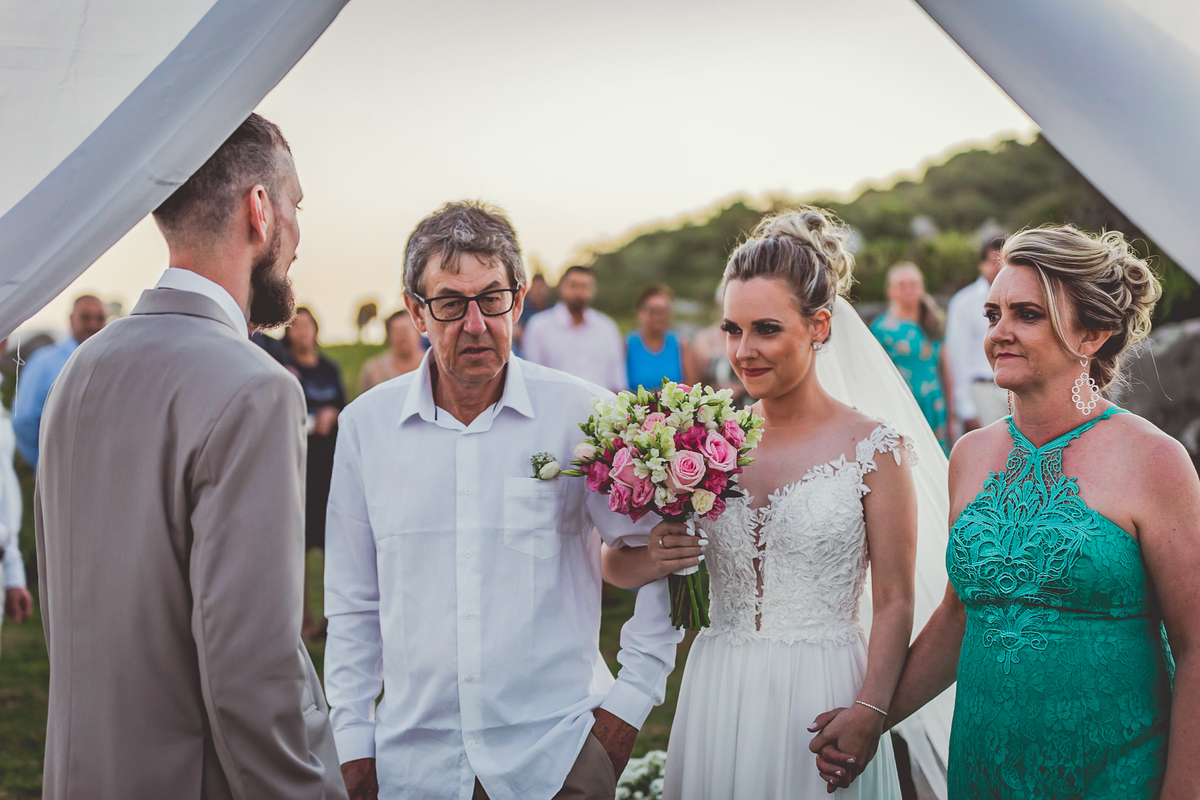 fotógrafo de casamento em cachoeirinha fotografia da noiva com seus pais e o noivo