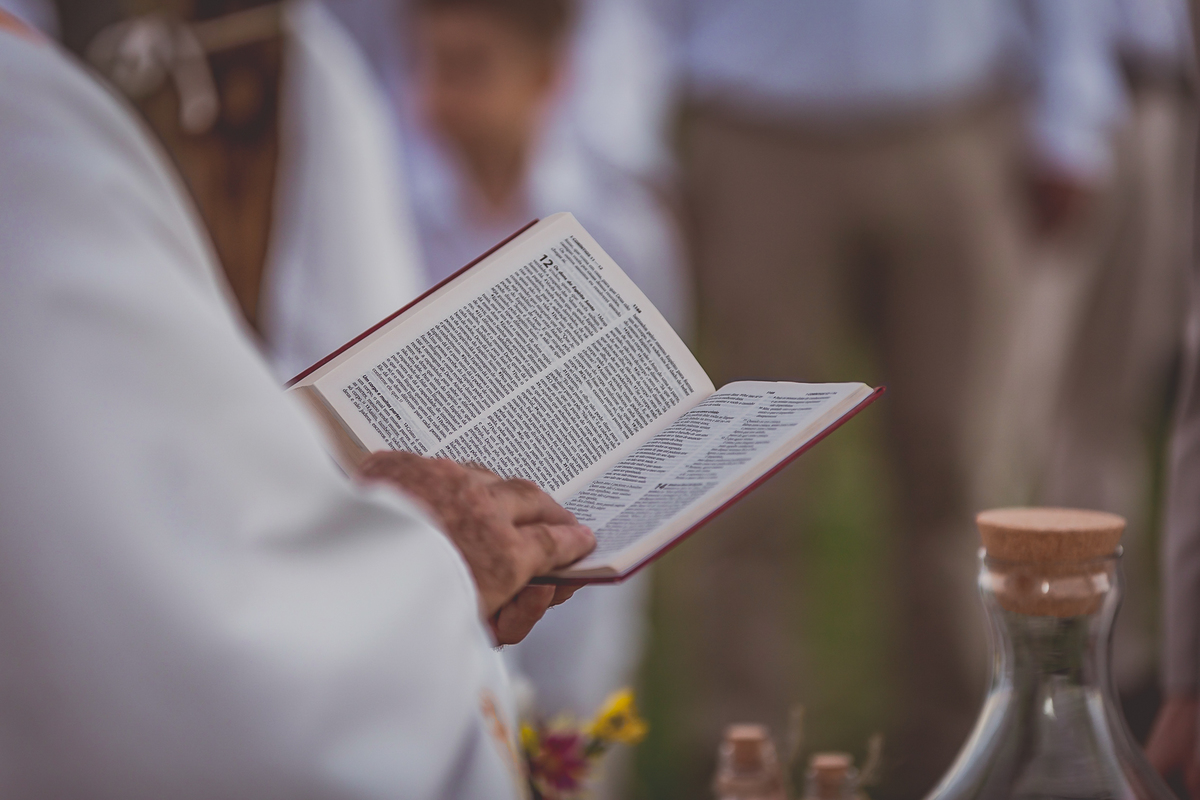 fotógrafo de casamento em cachoeirinha fotografia da bíblia sendo lida pelo pastor