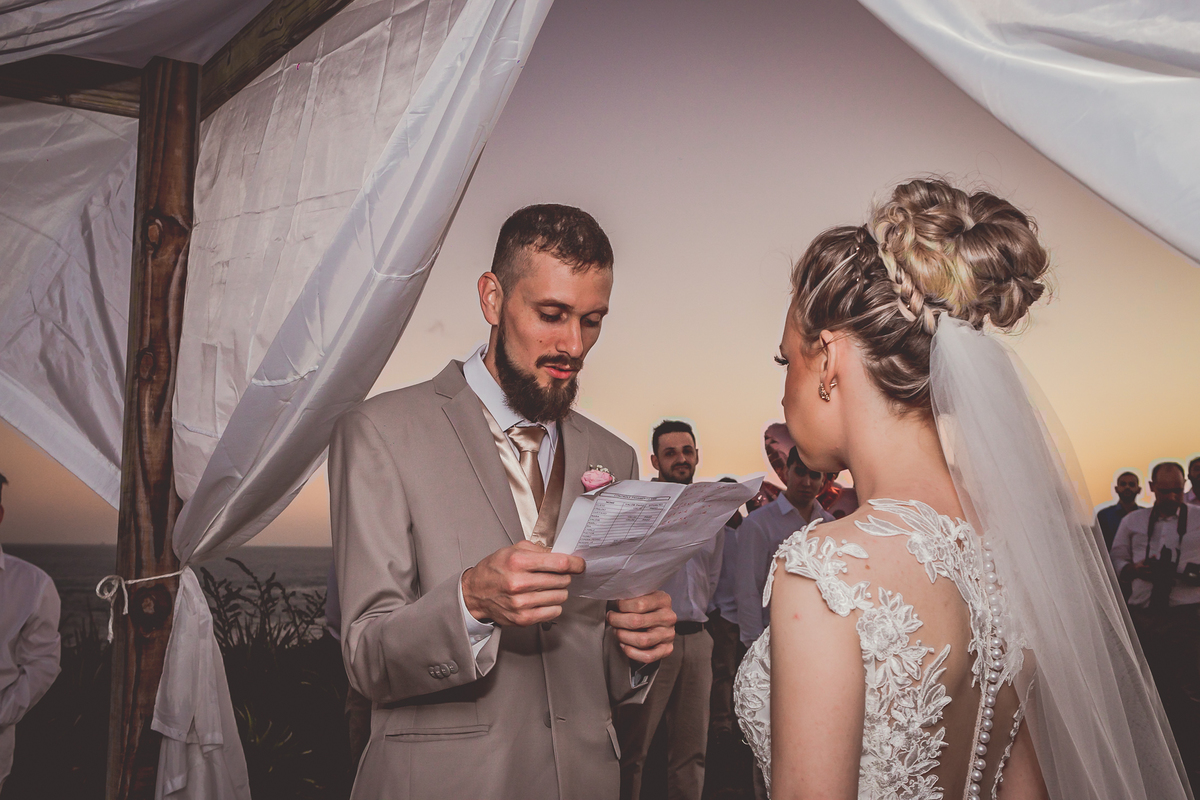 fotógrafo de casamento em cachoeirinha fotografia dos votos feitos pelo noivo de frente e ela de costas