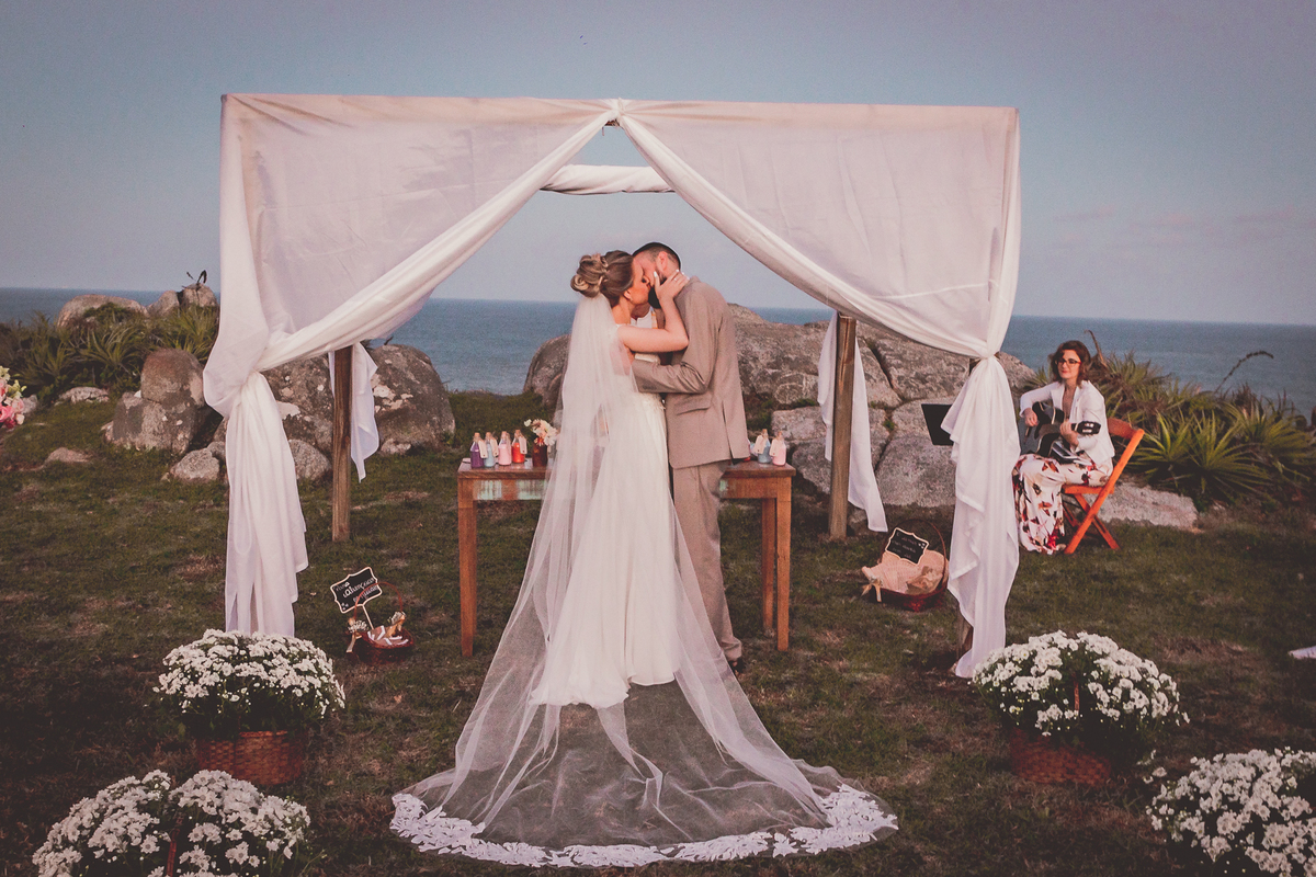 fotógrafo de casamento em cachoeirinha fotografia do beijo dos noivos
