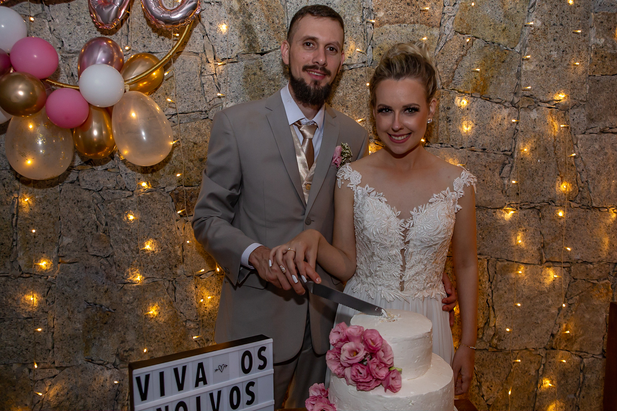 fotógrafo de casamento em cachoeirinha fotografia dos noivos cortando o bolo