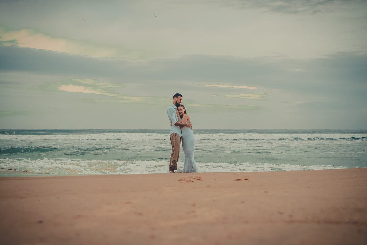 Fotógrafo de casamento de Cachoeirinha fotografia ensaio pré casamento casal abraçado na praia