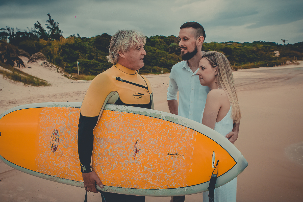 Fotógrafo de casamento de Cachoeirinha fotografia ensaio pré casamento casal conversando com surfista