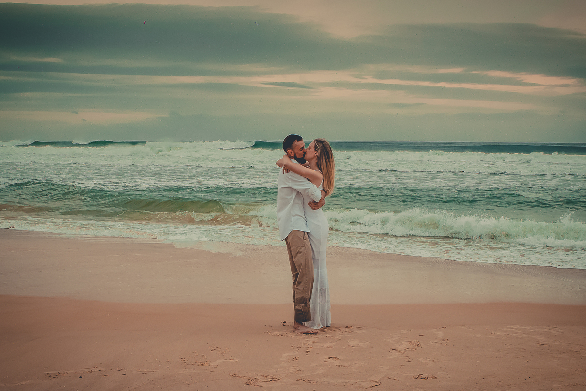 Fotógrafo de casamento de Cachoeirinha fotografia ensaio pré casamento casal se beijando na praia