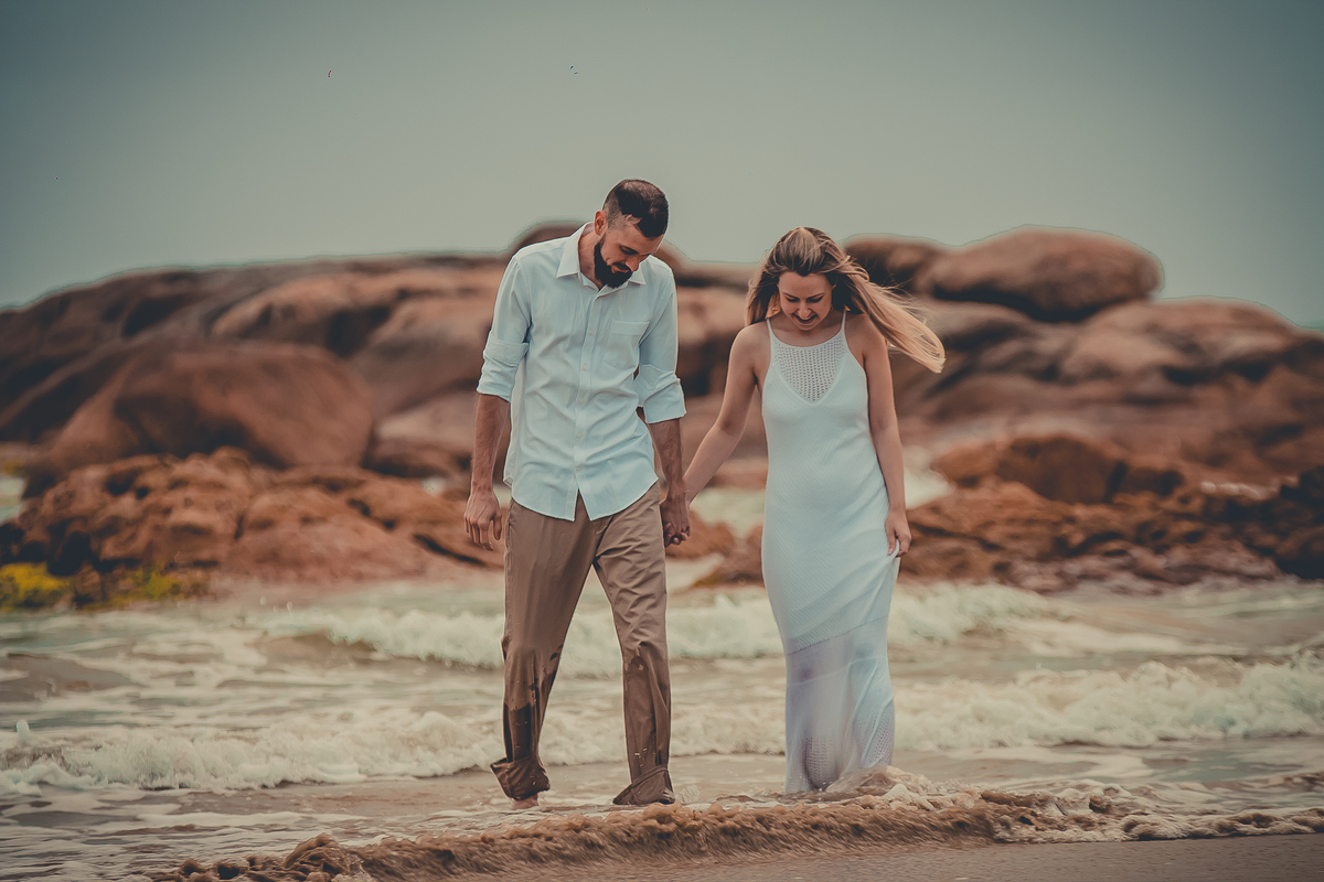 Fotógrafo de casamento de Cachoeirinha fotografia ensaio pré casamento casal caminhando de mãos dadas e olhando para o chão