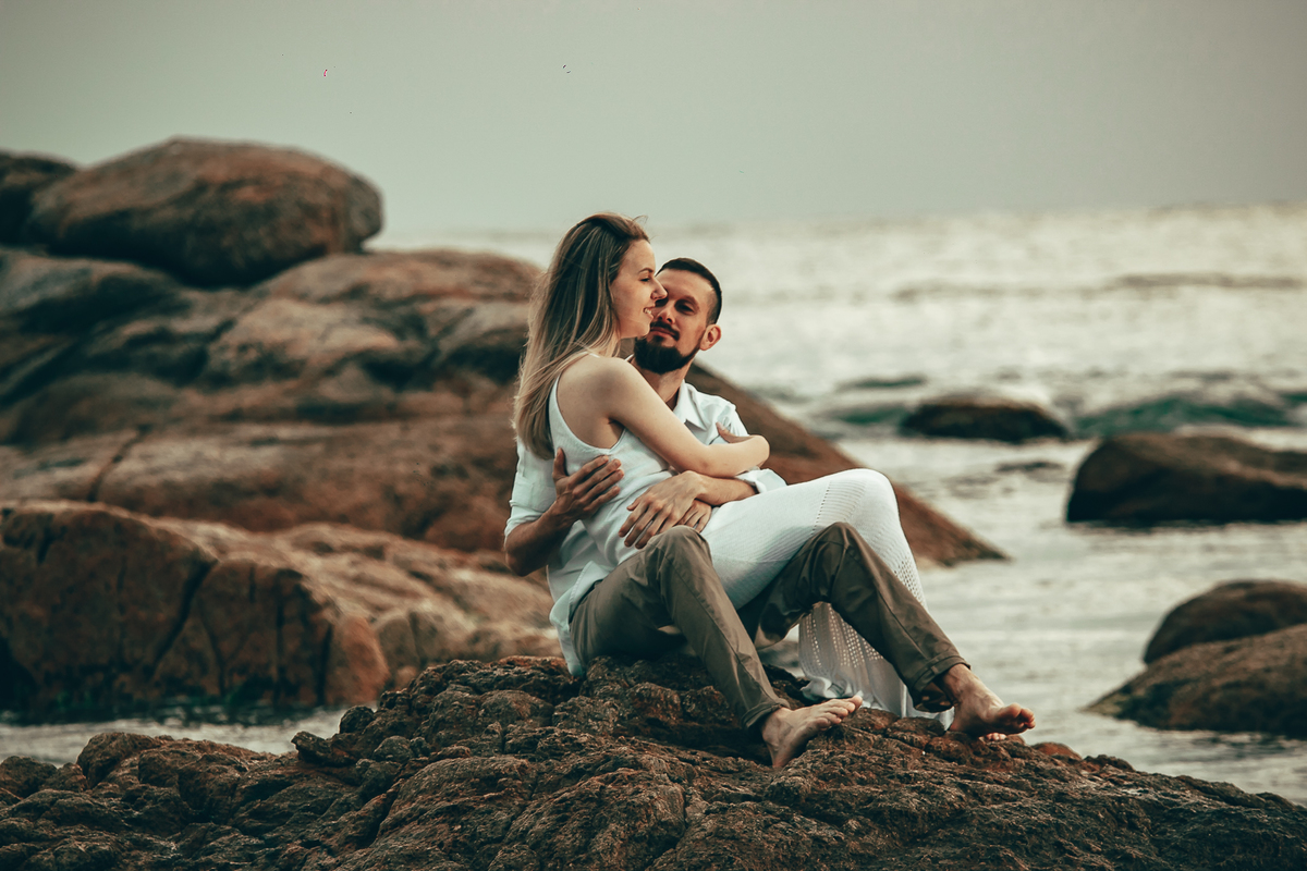 Fotógrafo de casamento de Cachoeirinha fotografia ensaio pré casamento casal sentado nas pedras