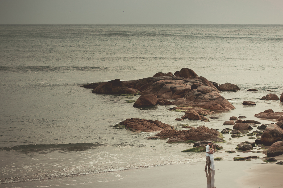 Fotógrafo de casamento de Cachoeirinha fotografia ensaio pré casamento casal abraçado na beira da praia e junto às pedras