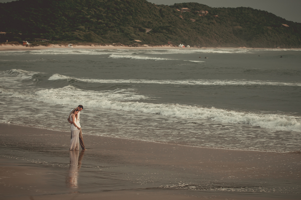 Fotógrafo de casamento de Cachoeirinha fotografia ensaio pré casamento casal olhando o mar