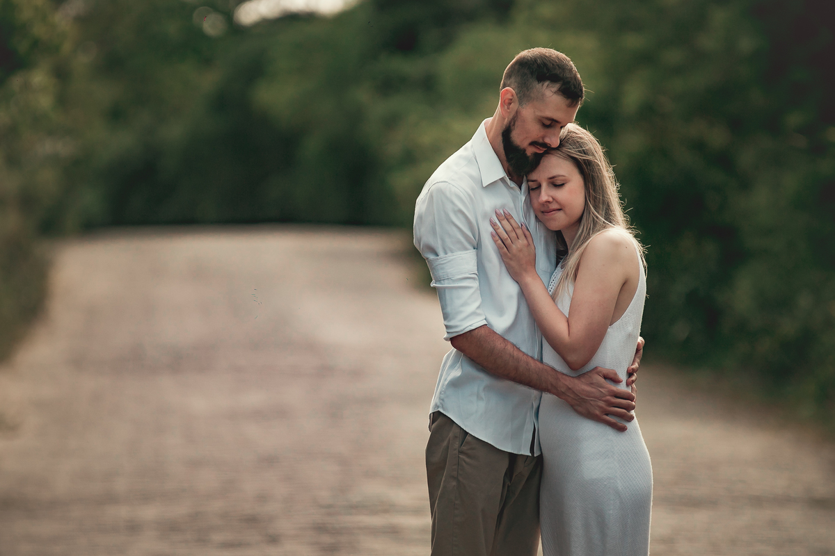 Fotógrafo de casamento de Cachoeirinha fotografia ensaio pré casamento casal abraçado no caminho