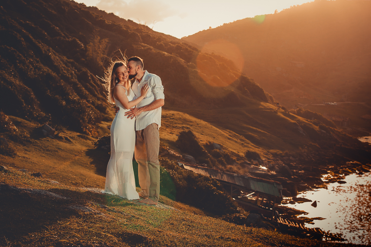 Fotógrafo de casamento de Cachoeirinha fotografia ensaio pré casamento casal no morro ele beijando o roto dela