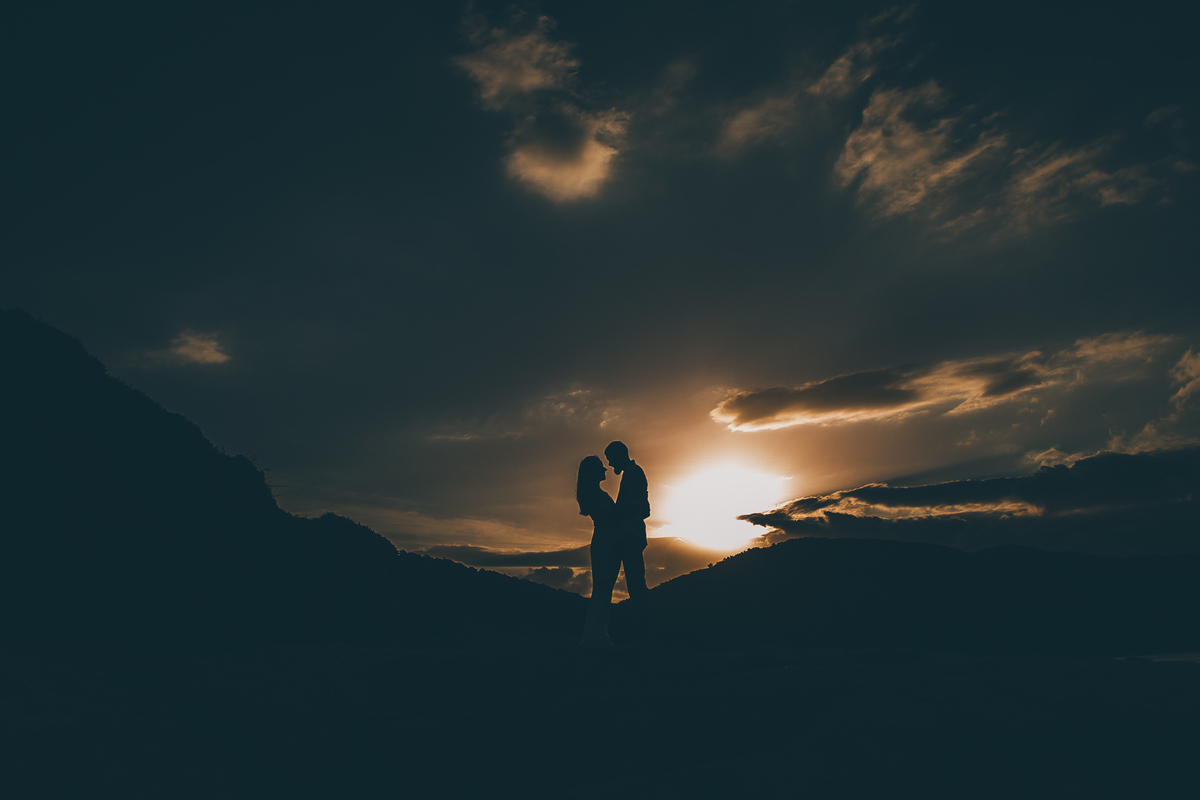 Fotógrafo de casamento de Cachoeirinha fotografia ensaio pré casamento silhueta no pôr do sol