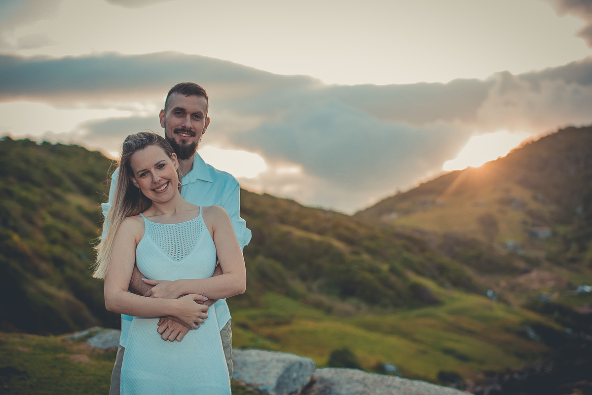 Fotógrafo de casamento de Cachoeirinha fotografia ensaio pré casamento casal no morro abraçados e sorrindo