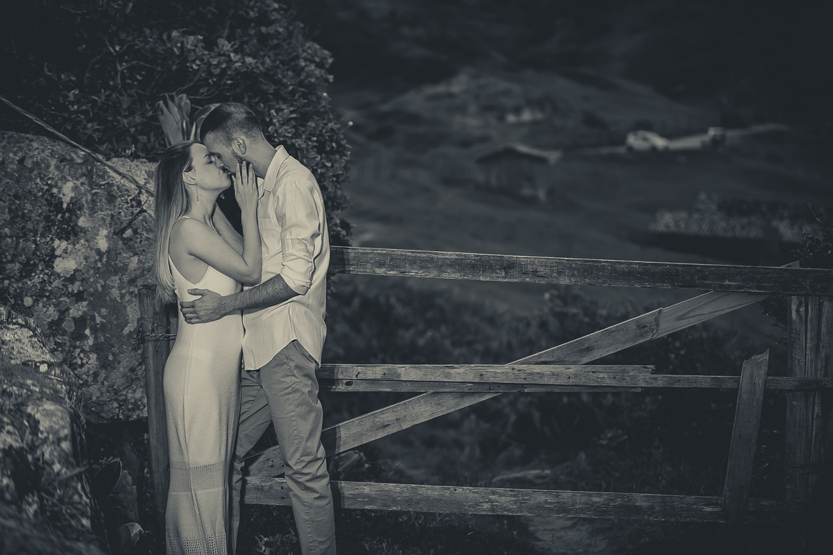 Fotógrafo de casamento de Cachoeirinha fotografia ensaio pré casamento casal se beijando ao lado da porteira