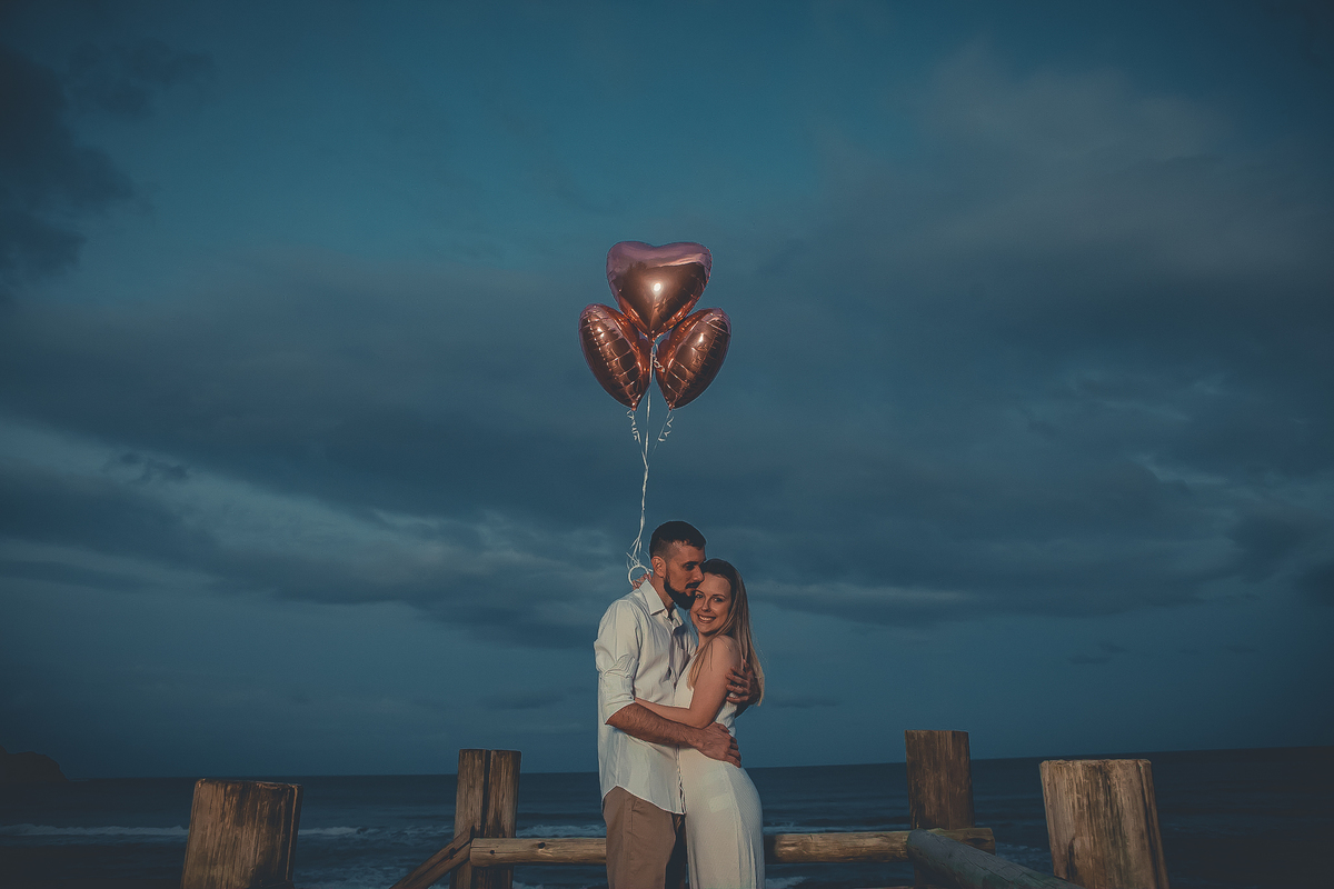 Fotógrafo de casamento de Cachoeirinha fotografia ensaio pré casamento casal no pier com balões