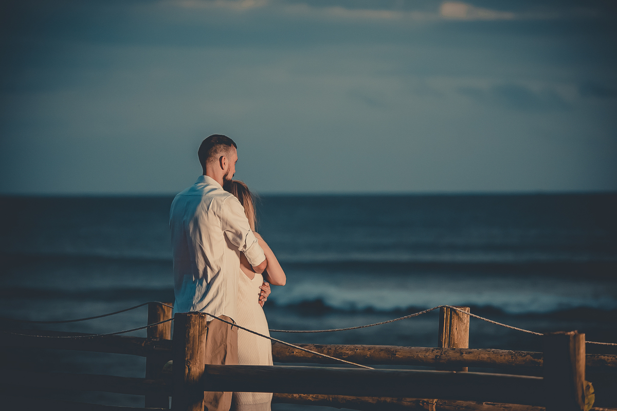 Fotógrafo de casamento de Cachoeirinha fotografia ensaio pré casamento casal de costas no pier