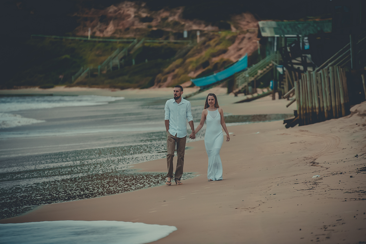 Fotógrafo de casamento de Cachoeirinha fotografia ensaio pré casamento casal caminhando na beira da praia 