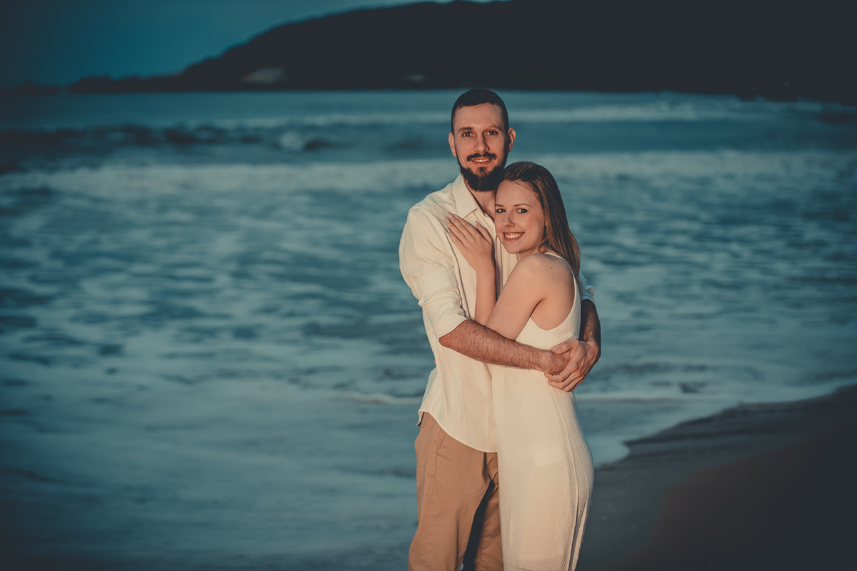 Fotógrafo de casamento de Cachoeirinha fotografia ensaio pré casamento casal abraçado olhando para frente na beira da praia