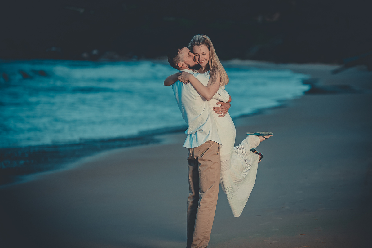 Fotógrafo de casamento de Cachoeirinha fotografia ensaio pré casamento ela no colo dele na beira da praia