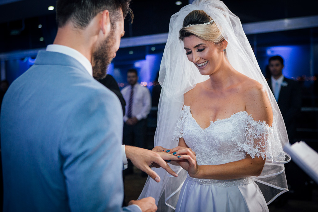 fotógrafo de casamento em porto alegre fotografia da noiva colocando a aliança no noivo