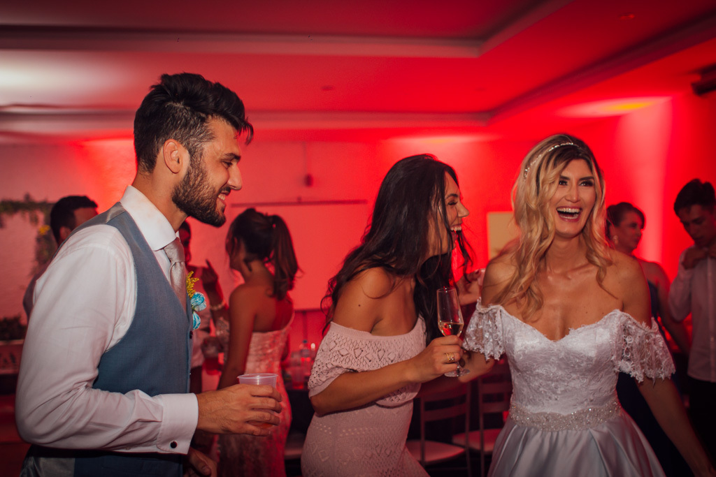 fotógrafo de casamento em porto alegre fotografia dos noivos dançando na festa