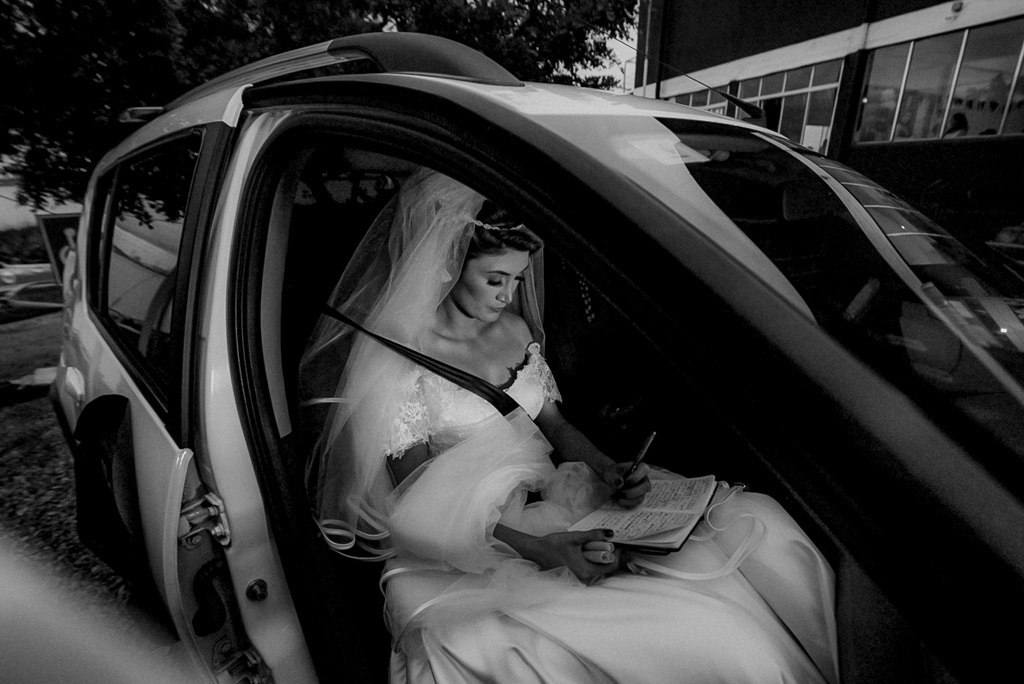 fotógrafo de casamento em porto alegre fotografia da noiva saindo do carro