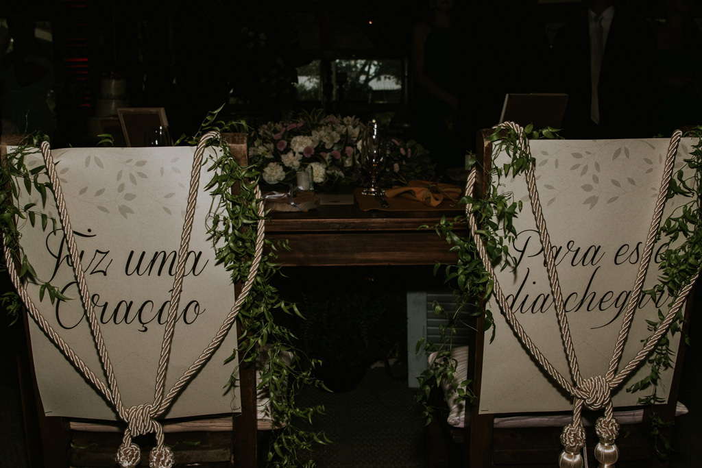 fotógrafo de casamento em cachoeirinha e porto alegre fotografia do encosto das cadeiras dos noivos