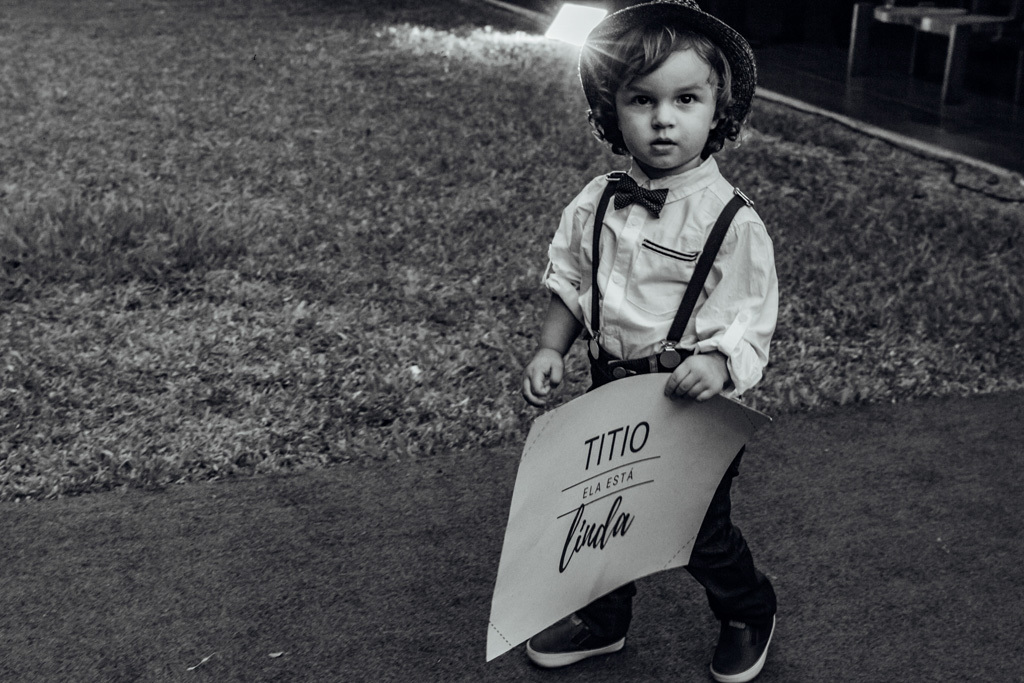 fotógrafo de casamento em cachoeirinha e porto alegre fotografia de um page segurando um cartaz