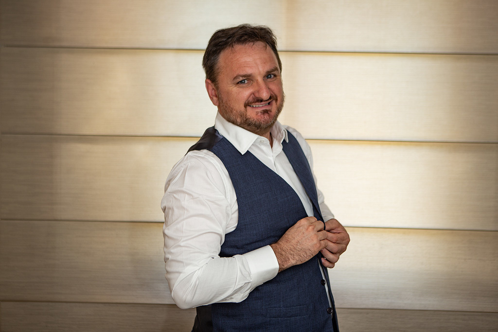 fotógrafo de casamento em cachoeirinha e porto alegre fotografia do noivo vestindo o colete