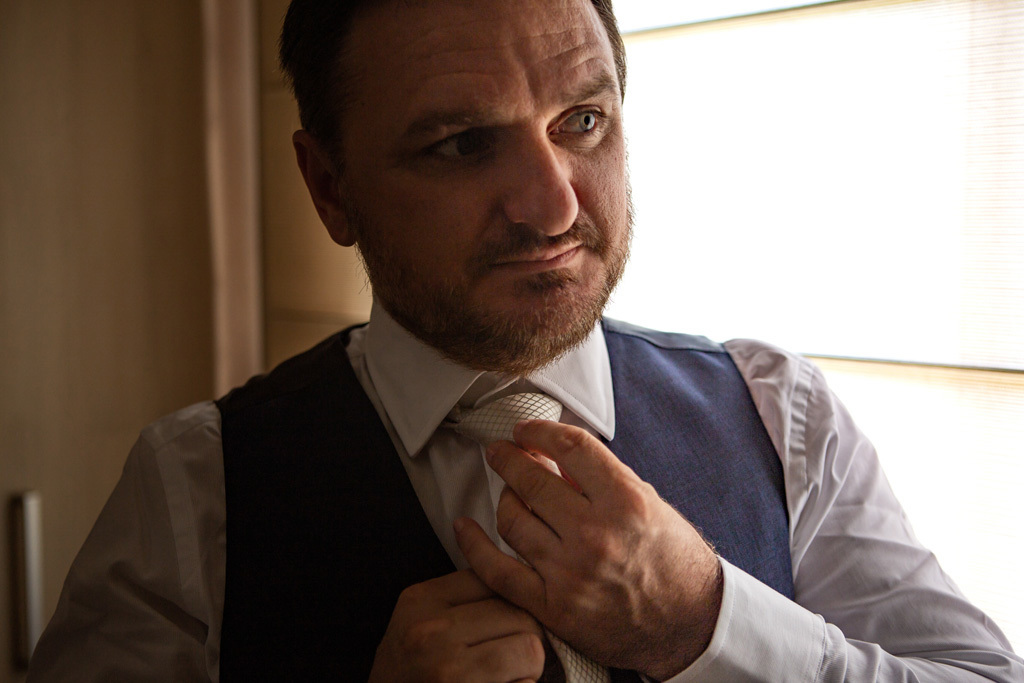 fotógrafo de casamento em cachoeirinha e porto alegre fotografia do noivo apertando a gravata